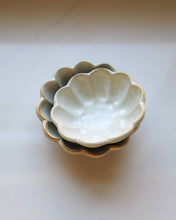Load image into Gallery viewer, Flower Petal Pinch Bowl
