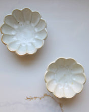 Load image into Gallery viewer, Flower Petal Pinch Bowl