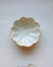 Load image into Gallery viewer, Flower Petal Pinch Bowl